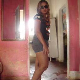 sagitariana, 20 anos, amo musica e saair com as amigas, enfim sigam ai beeijos :']