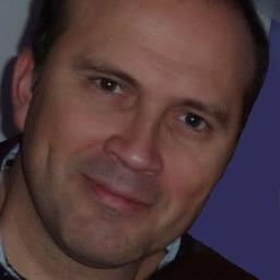 Médico, amante de su profesión, comprometido pero también crítico. Sé tú mismo, los demás ya están cogidos...