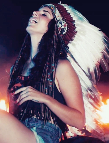 26.Elizabeth Woolridge Grant más bien conocida por mi nombre artístico Lana Del Rey. Canto y compongo. I am fucking crazy but I am free.
