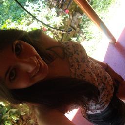 Não sou perfeita, tenho vários defeitos, porém são eles que me fazem ser única!