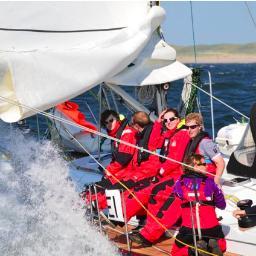 Stichting Leef Je Droom zeilt met chronisch zieke jongeren. We motiveren jongeren over de horizon van hun ziekte te kijken en grenzen te verleggen..