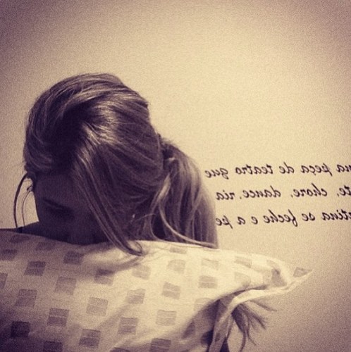 Eterna menina, hoje aos 24. Sonhadora, mas do tipo que não desiste até conseguir. Tento me despir aqui de egos e concentrar no eu. Deixo um pouco do meu mundo