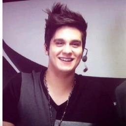 Te sinto perto de mim a cada canção, a cada som da sua voz e se lágrimas escorrem pelo seu rosto as minhas te acompanham. @luansantana