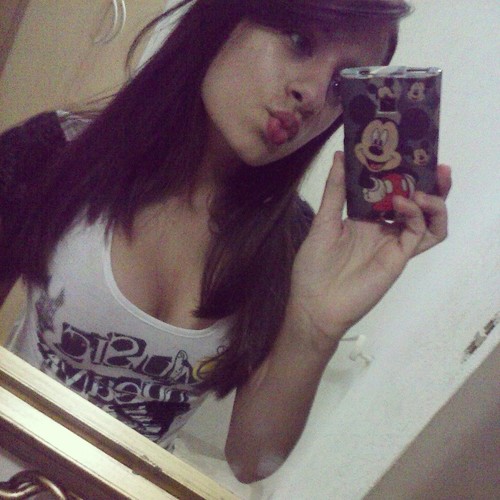 Sou ciumenta, boba, feliz, insegura, romântica, chorona, mandona, orgulhosa, irônica, sonhadora, exagerada e dramática. Gostou? Follow-me. *o*