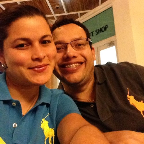 Santeña con mucho orgullo, casada y enamorada de Mike♥. Amo a Dios y a mi familia. Mi madre es el angel que me cuida!. El Bongo es el mejor lugar para vivir☺!