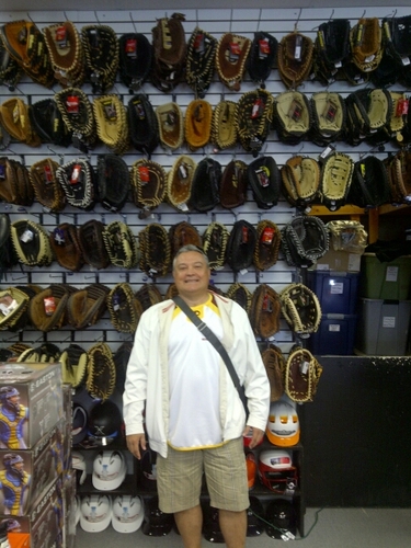 Ingeniero de Sistemas; M.Sc. Administración de Empresas. Hobby béisbol & softbol, viajar. I love Margarita Island!
