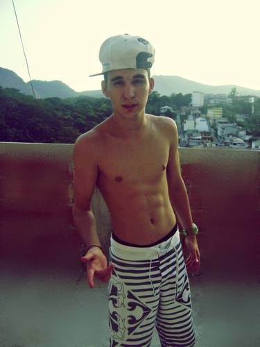 Cara amo musica ,esportes, zoação , Coca-cola , Doritos , Sou romantico do tipo  Filme ,Sou dos vlhos tempo mais sou basnte moderno . kkk . E meu estilo é Swag