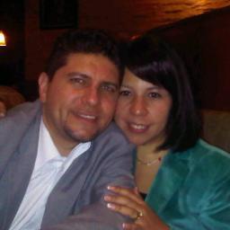 Inmensamente feliz de servir a Dios junto a mi familia! Amo la musica, el arte y a los niños.... en especial a mis dos princesas!!!