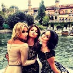 SELENA,SELENA SELENA I LOVE HER SOOOOOOOOO MUCH MY IDOL MY INSPIRATION