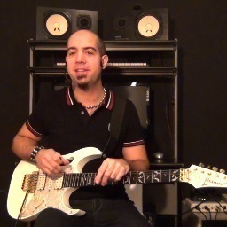 Sono un chitarrista freelance,ho iniziato a studiare la chitarra quando avevo 10 anni ed ora sono specializzato nell'insegnamento e didattica della chitarra.