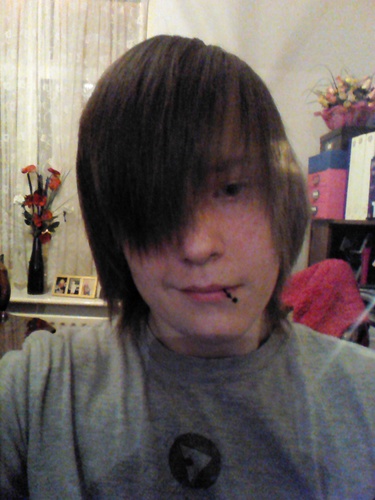 just some casual british kid who is on youtube. I write comedy sketches, i vlog and i do parkour. BVB soldier, Danosaur and Phillion for life.