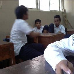 tetaplah tersenyum walaupun hatimu menangis :')
