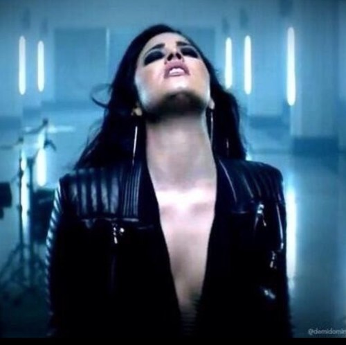 I love @ddlovato she is my inspiration! I love my lovatic family and dint ask for a follow back :) 
#stopbullying!