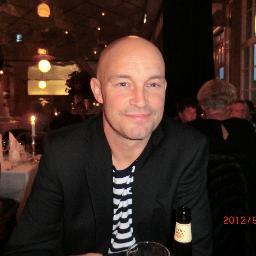 Grym fotbollsexpert och stort Chelseafan dessutom väldigt stolt över mina två grandiosa barn och min fru.