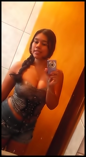 Me definir muito dificil,Às vezes pareço comum, às vezes singular. Sou bem assim: divertida e amiga.Minha maior alegria familia,amigos e o Luan santana!!