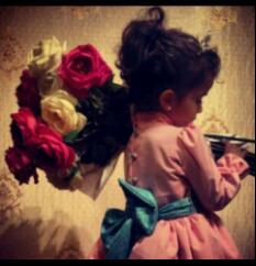 كَـ طفله لآ أعرف آلخدآع آحُب آلنآس وآضحك مع آلغربآء صآدقه جدًا كَـ نسمة هواء'.. ♡*