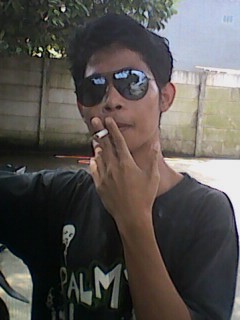 Baik , cuwek , penyabar & tidak somse ,,,, muje sii tampan @muje prakoso