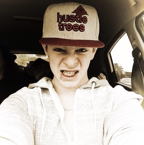 D_n_b_93's profile picture. 