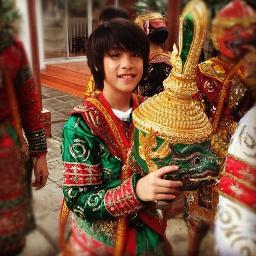 กระผมเด็กชาย เจ้านาย(บอท) ครับ // เล่นดนตรีเก่ง ร้องเพลงเพราะ ผมเป็นลูกของพ่อเจแม่ปิ่น ฟอลมาคุยกับผมแล้วคุยจะ....(อั้ยย้ะ)555+ แล้วคุณจะติดใจ #เจ้านายซะอย่าง