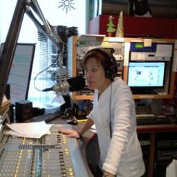 Mom, sports fan, I play the radio Instagram: @steelefm
