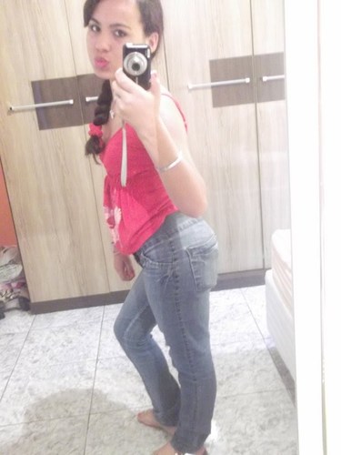 bom adoro fica no face e no twitter amo meus amigos minha familia nao gosto muito de bagunça sou meio organizada preguiçosa e amoo dormi.
