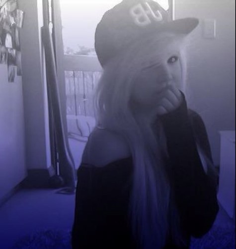 Follow me! I'll follow back (:
 Beauty gets the attention,Personality gets the heart :)