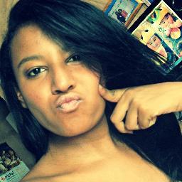 Camila  15anos , leonina , ciumenta , dramática , romântica , amigável , melosa , anti-social , brigona , flamenguista, bipolar , chata. Pricesa do Welington C: