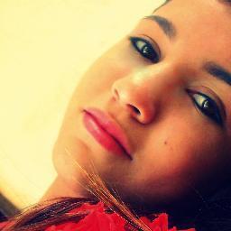 tenho 16 anos .. sou 100 por cento rockeira e amo meus amigos até quem ñ é.  beijosss                                         Simara Bengueline De Souza ..