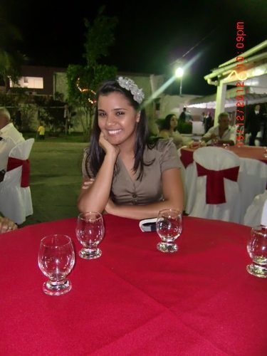 Sou assim, menina dos olhos de Deus. Uma adoradora, levita do Senhor e muito feliz por seguir essa vida que Ele escolheu pra mim!