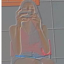 Eu não sou boa nem quero sê-lo, contento-me em desprezar quase todos, odiar alguns, estimar raros e amar um.