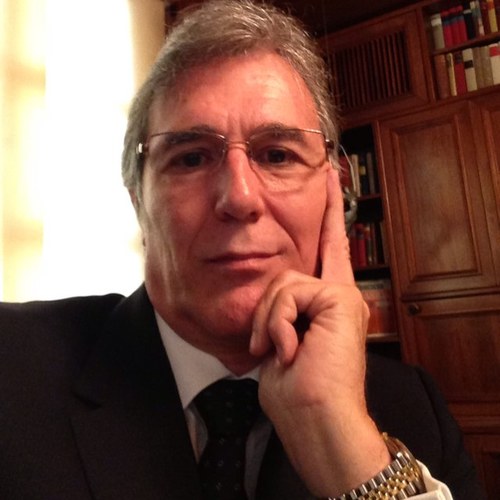 Abogado. UCAB (Venezuela), Universidad de Murcia (España).