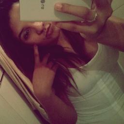 - escorpiana, ciumenta, louca, 17 aninhos e que tem como regra ser feliz ,*