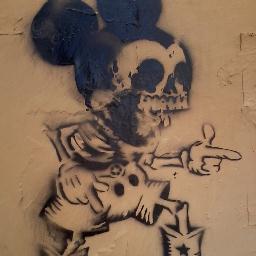 Arq d profesión, metalero hardcore, amante de la cerveza, basketball, libros, foot fetish, gamer, seguidor de lo obscuro, serial killers y comiquero de corazón