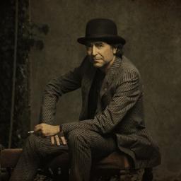 Joaquín Ramón Martínez Sabina, conocido artísticamente como Joaquín Sabina, es un cantautor y poeta español de éxito en países de habla hispana.