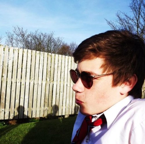 Aloda chicken crap....I follow back:) MCFC fan_dont like me? Your problem not mine:) also i love MP