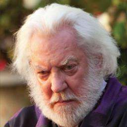 presidente de panem, los juegos del hambre sirven para que recordéis los días oscuros y quien tiene el poder, cualquier acto de rebelión sera castigado