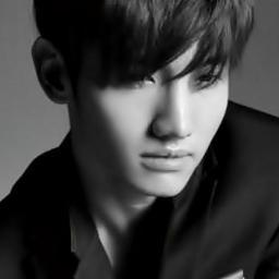 Shim ChangMin; vocal do TVXQ!. Traficante de comida nas horas vagas, ao seu dispor.