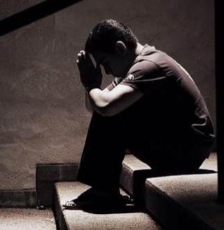 فيّ الحَياة بدائِل لكِنَ 
لآ احدّ يحَل مَكان احَد أبدًا.... *!*