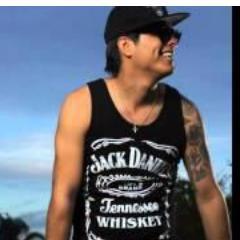 amo a @mcaeseoficial con todo mi corazón es la mejor persona del mundo único y sencillo sus canciones son únicas lo amo y me sigue desde  07/05/12 C: ♥