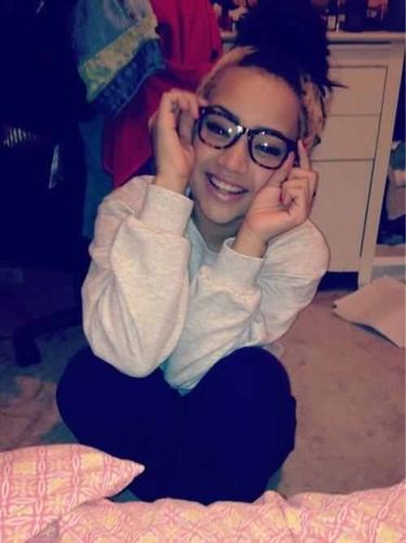 Im 17 Im Cuttee Funny Like to Have Fun And  single Im Gay and looking for me someone :)