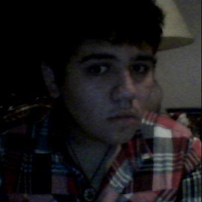 Estudiante, bajista, lector, izquierdista, me gusta dialogar, debatir, me gusta la filosofía, ciencias políticas, nací el 24 de marzo del 95', y eso.