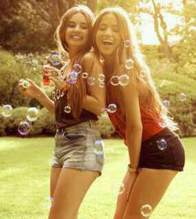 Een meisje dat tweet over liefde , mode , friends , en het leven. ღ
