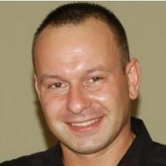 Mam na imię Piotr, mieszkam w Poznaniu, ciężko pracuje w pewnej firmie, zarabiam mało w myśl oczekiwań, nie piję alkoholu, nie palę papierosów.