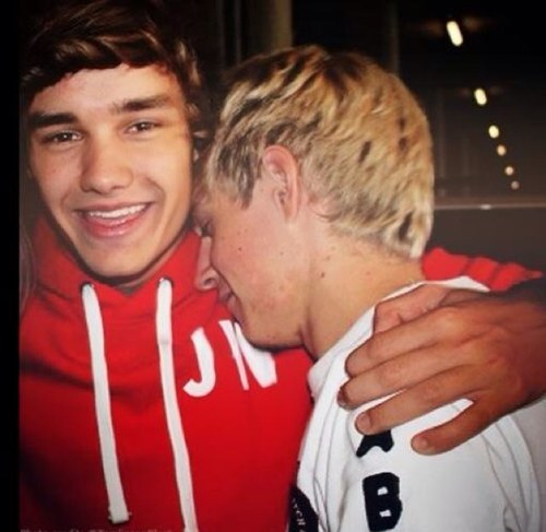 he will follow you :) love @fairylandniam dont follow this acc follow @fairylandniam