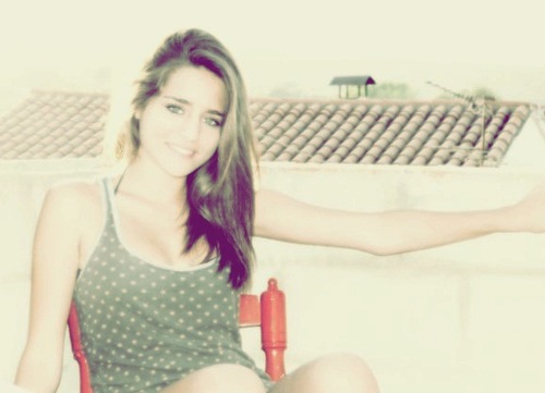 La vida es corta.Rompe las reglas,perdona rápido,ama d verdad,ríe sin control.Puede q la vida no sea la fiesta q esperábamos,pero mientras estemos aquí,bailemos
