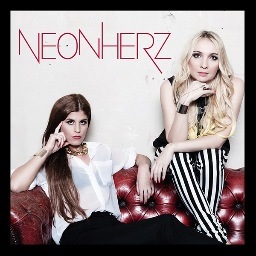 NEONHERZ ist ein deutsches Pop-Duo bestehend aus Julia Kautz und Kate Widmayer. Jetzt gibt's das Debüt-Album! N 3