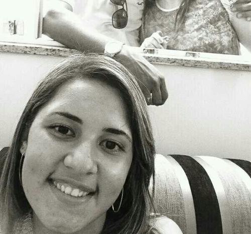 17 anos. Sagitariana. Chicleteira. Feliz