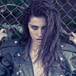 25. Hermana mayor de Sam. Pirata con carácter, la puntería es mi especialidad. Navegante en La Perla. El ron y el código son sagrados.  #SPDCF