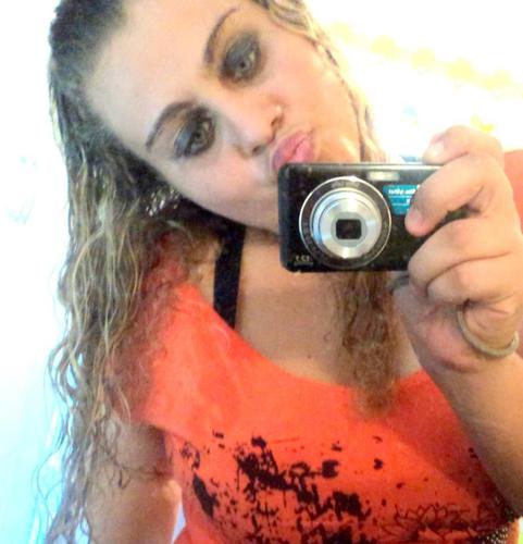 Oi , cuidado eu mordo ook ? Príncipe né ? tenho 14 anos , solteira , eu amo bob espoja ;3' eu sou muito chata , atura quem quiser. #