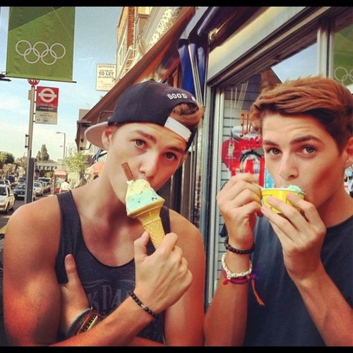 The British twin!!! :DD love 'em! 

Jacksgap, jacksgap, 5 minutes of your life that you won't get back!